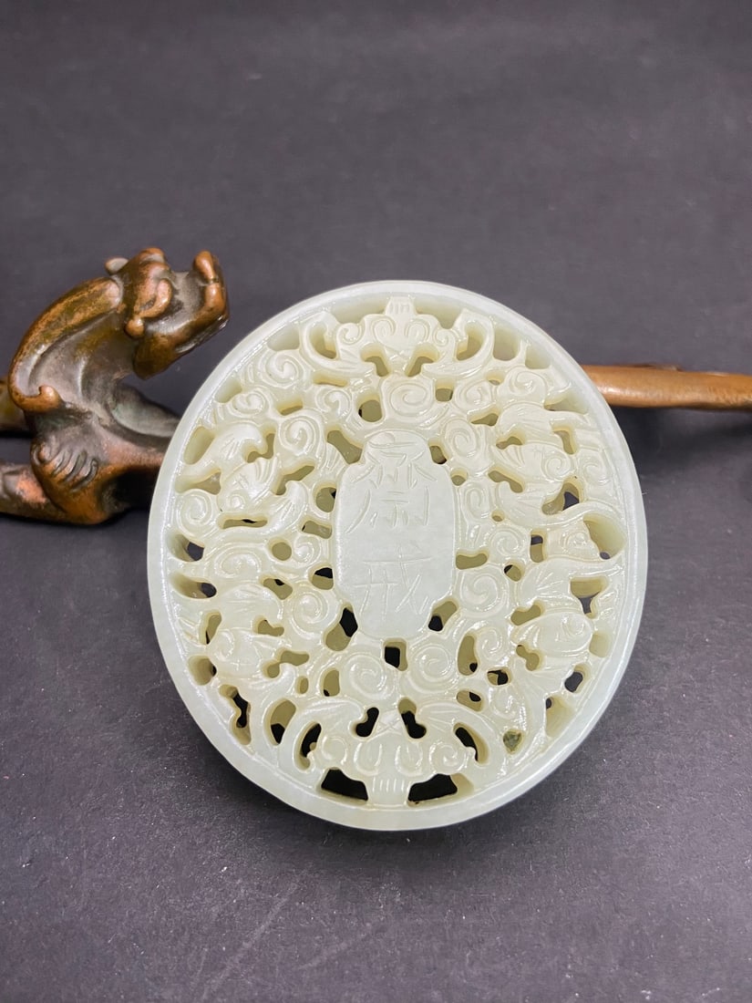 An Exquisite White Jade Bats Pattern Pendant: An Exquisite White Jade Bats Pattern Pendant Qing Dynasty, China Size:6cmx5.4cmx1.07cm Weight:45g (The Dimensions Of All Batches Are Manually Measured.If You Need More Detailed Information, Please Con