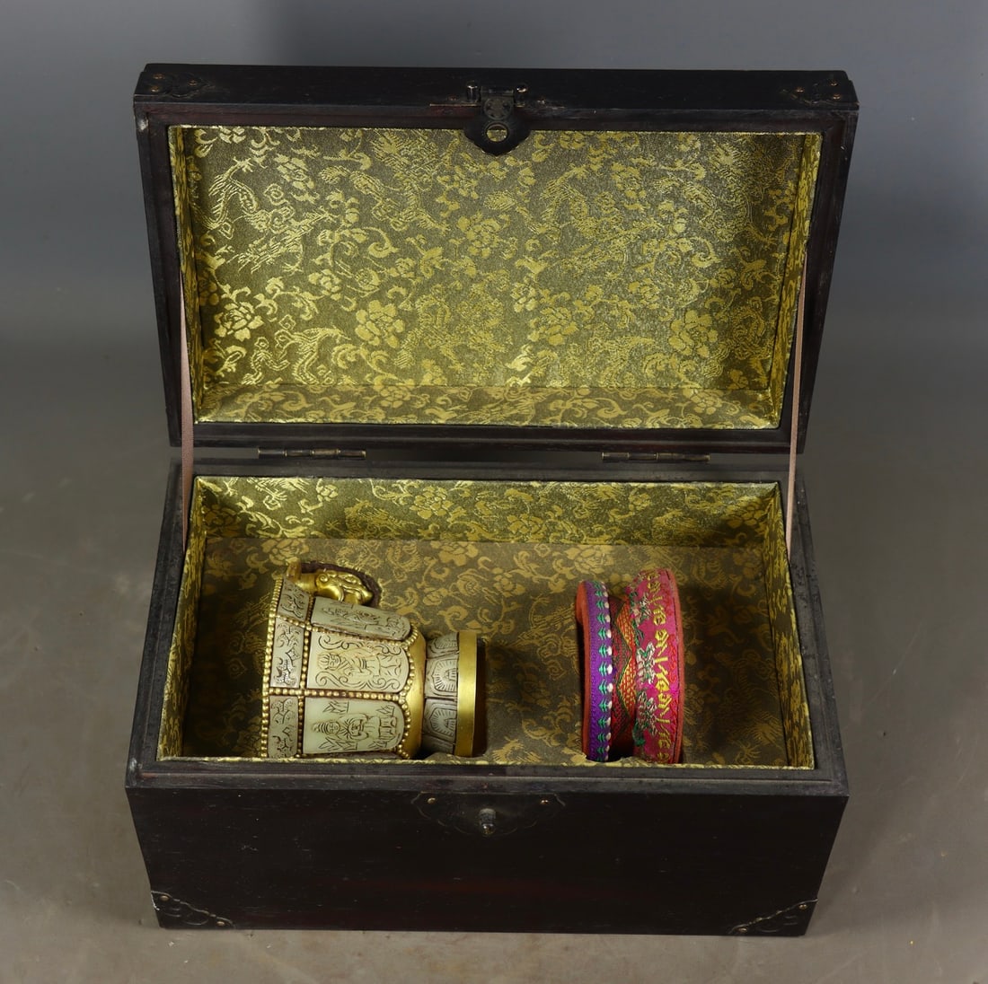 An Exquisite Gilt Bronze Inlaid White Jade Character and Story Pattern Cup: An Exquisite Gilt Bronze Inlaid White Jade Character and Story Pattern Cup Qing Dynasty, China Qianlong Four-character Mark Size:8cmx10.5cmx8.5cm Weight:290g (The Dimensions Of All Batches Are Manuall