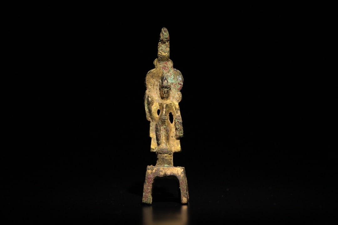 An Exquisite Gilt Bronze Buddha Statue (1 of 10)
