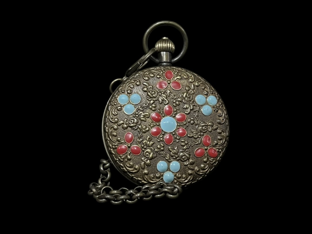 An Exquisite Bronze Inlaid Gems Pocket watch: An Exquisite Bronze Inlaid Gems Pocket watch Qing Dynasty, China Size:5.5cm (The Dimensions Of All Batches Are Manually Measured.If You Need More Detailed Information, Please Contact Our Customer Serv