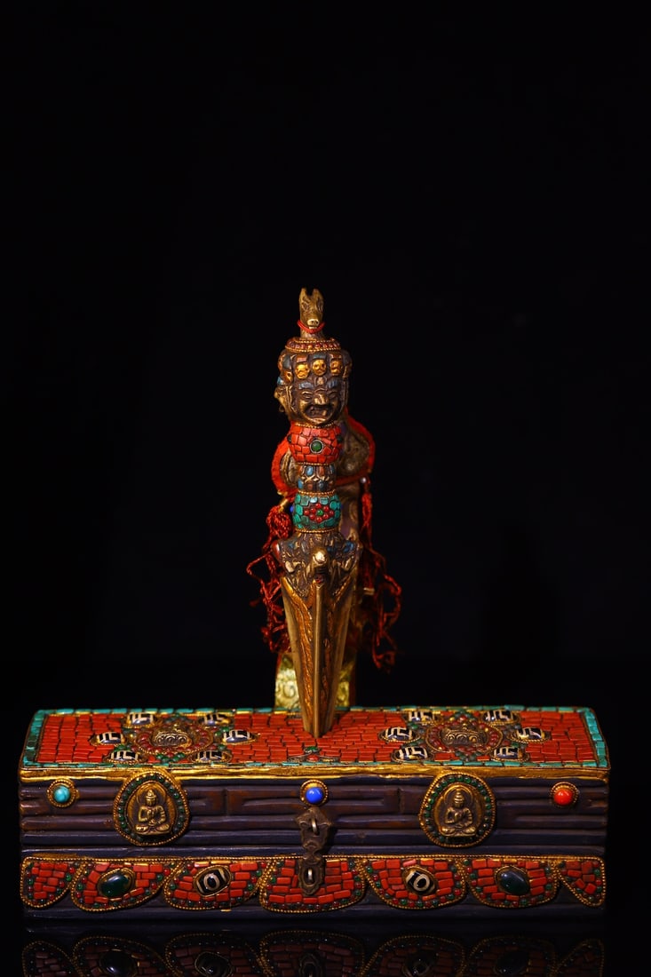 An Exquisite Bronze Painted Color Dzi Bead Vajry Pestle: An Exquisite Bronze Painted Color Dzi Bead Vajry Pestle Qing Dynasty, China Size:24cmx7.5cmx7cm Size:21.5cmx4cm Weight:1180g (The Dimensions Of All Batches Are Manually Measured.If You Need More Detai