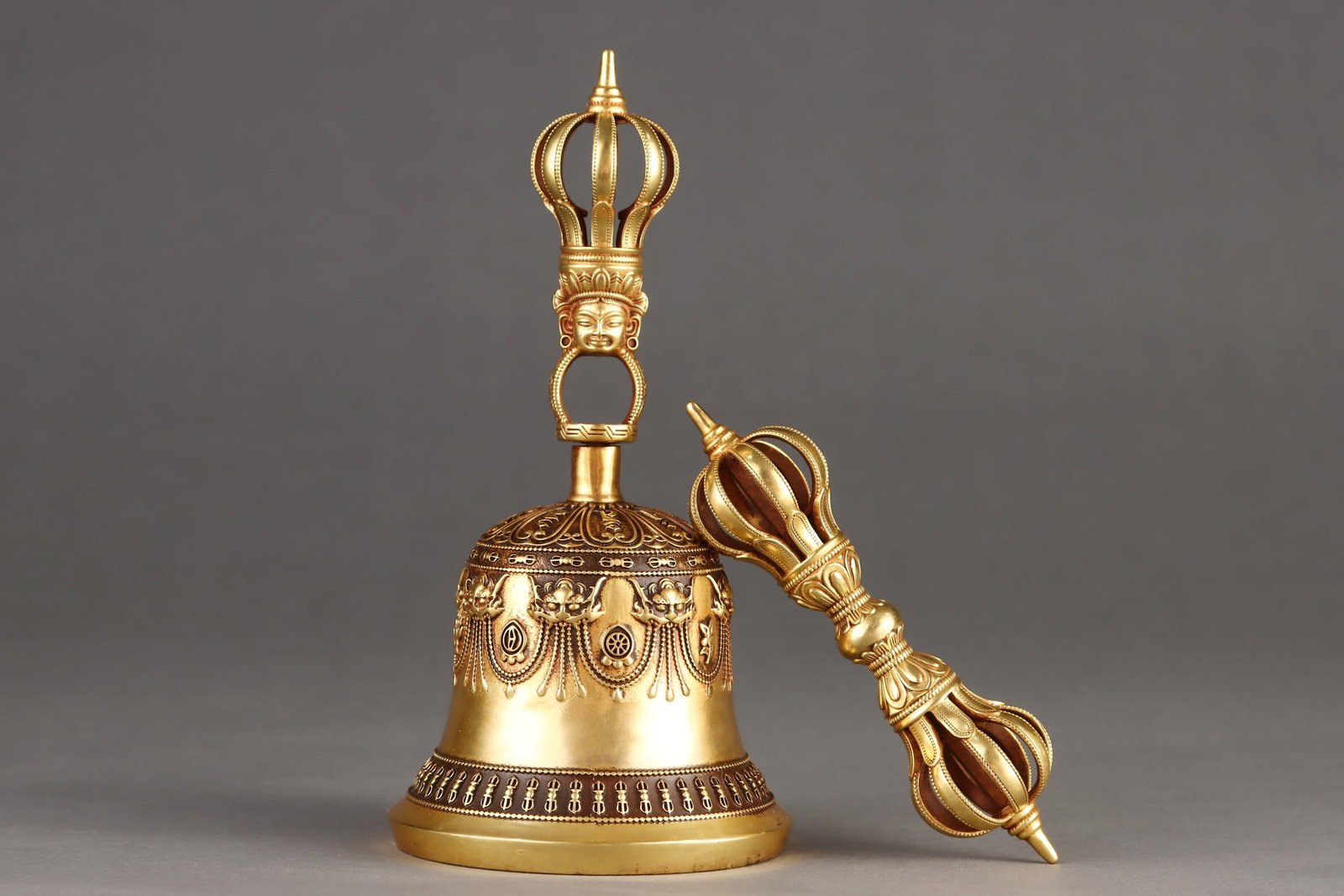 A Set of Fine Gilt Bronze Vajry Pestle: A Set of Fine Gilt Bronze Vajry Pestle Ming Dynasty, China Size:18.5cmx9.2cm Weight:400g Size:13cmx3.5cm Weight:150g (The Dimensions Of All Batches Are Manually Measured.If You Need More Detailed Info