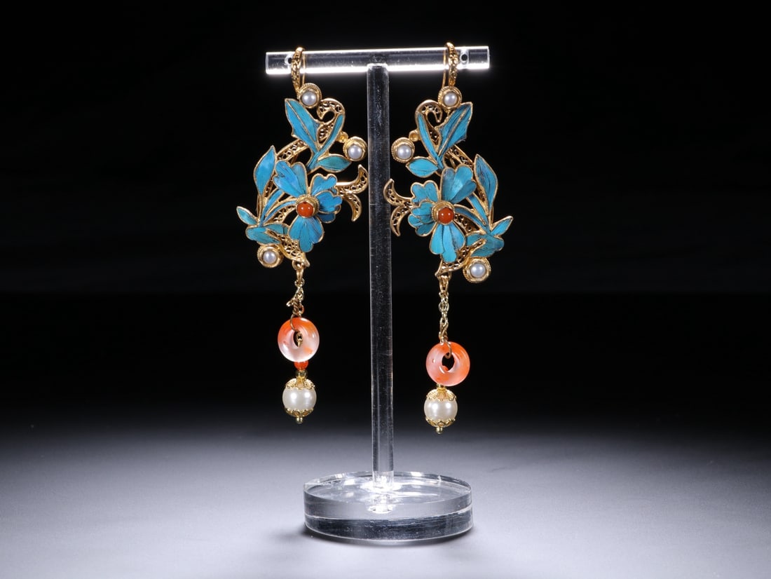 An Exquisite Gilt Bronze Inlaid Gems Earrings: An Exquisite Gilt Bronze Inlaid Gems Earrings Qing Dynasty, China Size:8cmx3cm (The Dimensions Of All Batches Are Manually Measured.If You Need More Detailed Information, Please Contact Our Customer S
