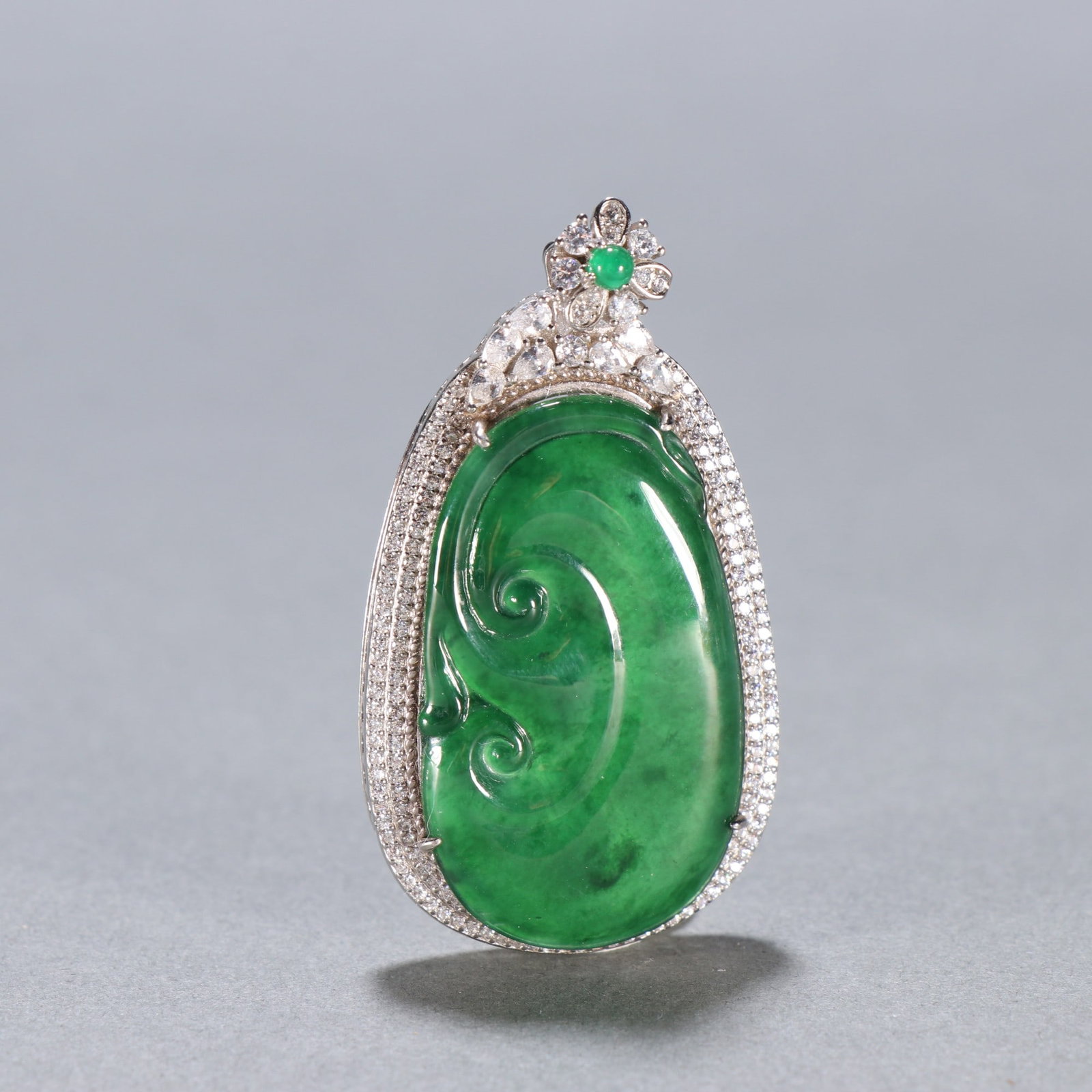 An Exquisite Jadeite Ganoderma lucidum Pattern Pendant: An Exquisite Jadeite Ganoderma lucidum Pattern Pendant Qing Dynasty, China Size:5.2cmx2.8cm Weight:11.6g (The Dimensions Of All Batches Are Manually Measured.If You Need More Detailed Information,