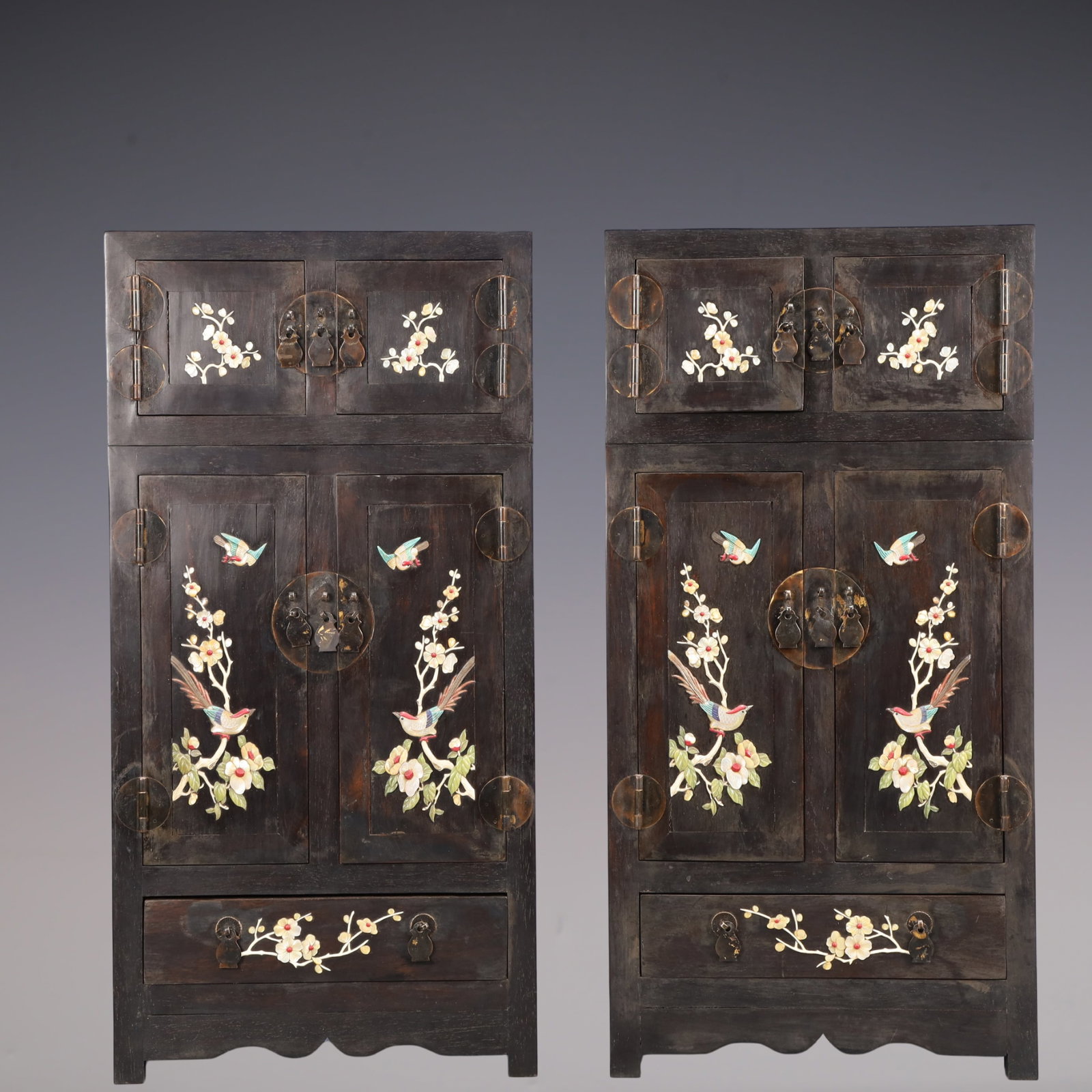 A Exquisite A pair of Zitanwood Inlaid Gems Flower and Bird Pattern Box: A Exquisite A pair of Zitanwood Inlaid Gems Flower and Bird Pattern Box Qing Dynasty, China Size:25cmx25cmx50cm Weight:10050g (The Dimensions Of All Batches Are Manually Measured.If You Need More