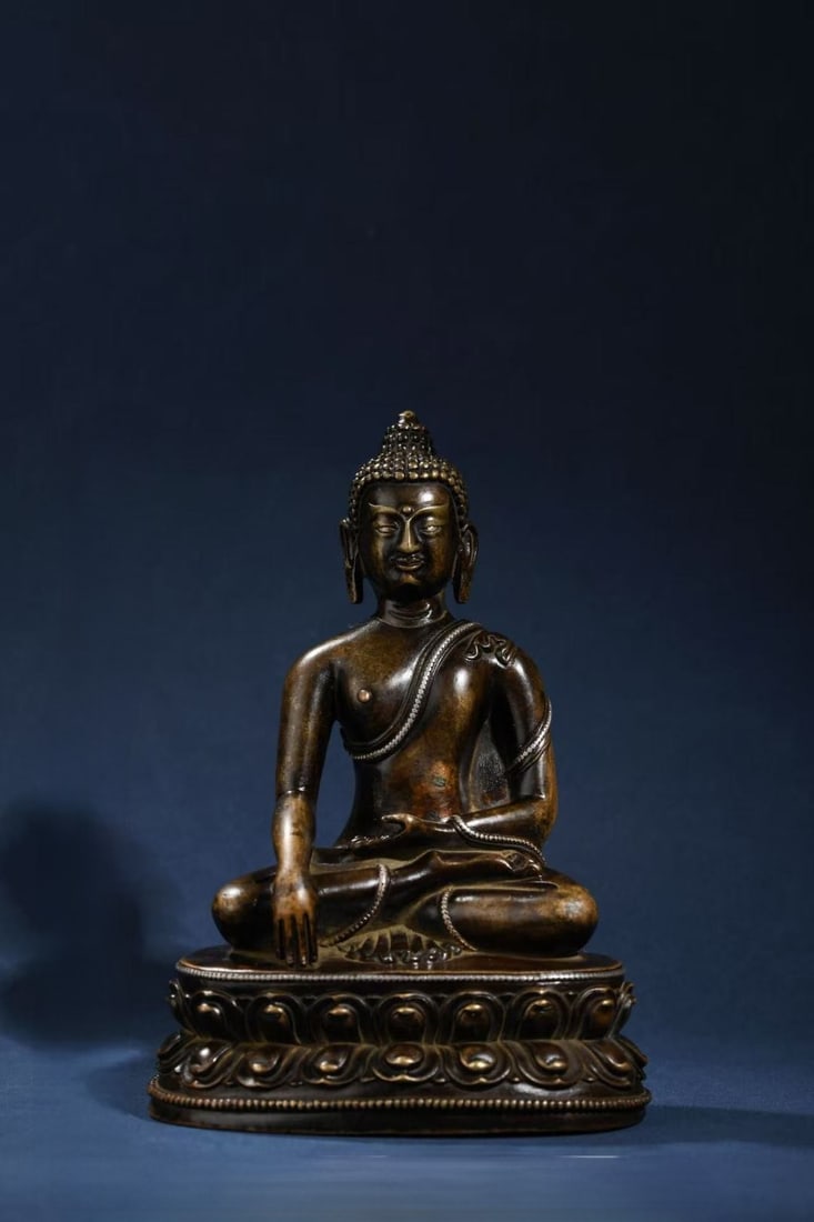 An Exquisite Bronze Statue of Sakyamuni Ornament: An Exquisite Bronze Statue of Sakyamuni Ornament Qing Dynasty, China Size:15.5cmx11cm (The Dimensions Of All Batches Are Manually Measured.If You Need More Detailed Information, Please Contact Our Cus