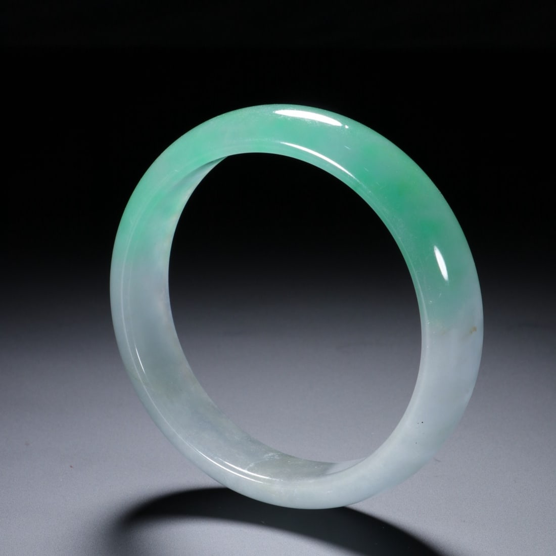 An Exquisite Jadeite Bracelets: An Exquisite Jadeite Bracelets Qing Dynasty, China Size:6.4cm (The Dimensions Of All Batches Are Manually Measured.If You Need More Detailed Information, Please Contact Our Customer Service Before