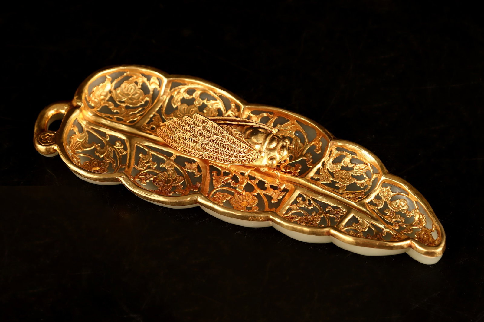 An Exquisite Gilt Bronze Cicada Ornament: An Exquisite Gilt Bronze Cicada Ornament Qing Dynasty, China Size:18cmx6.8cmx3cm Weight:136g (The Dimensions Of All Batches Are Manually Measured.If You Need More Detailed Information, Please Contact
