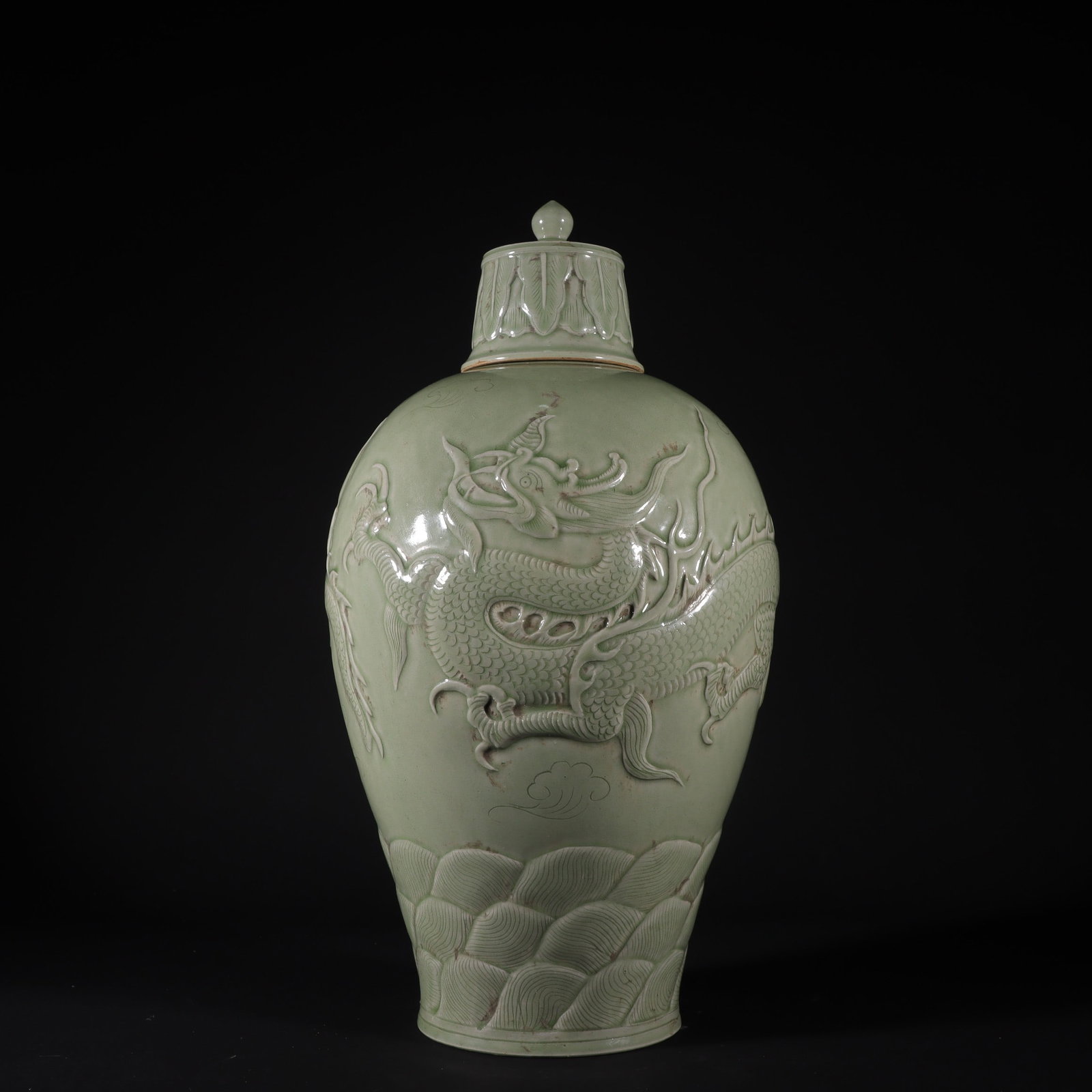 An Exquisite Yue yao Celadon Dragon Pattern Vase: An Exquisite Yue yao Celadon Dragon Pattern Vase Tang Dynasty, China Size:39cmx21.5cm (The Dimensions Of All Batches Are Manually Measured.If You Need More Detailed Information, Please Contact Our