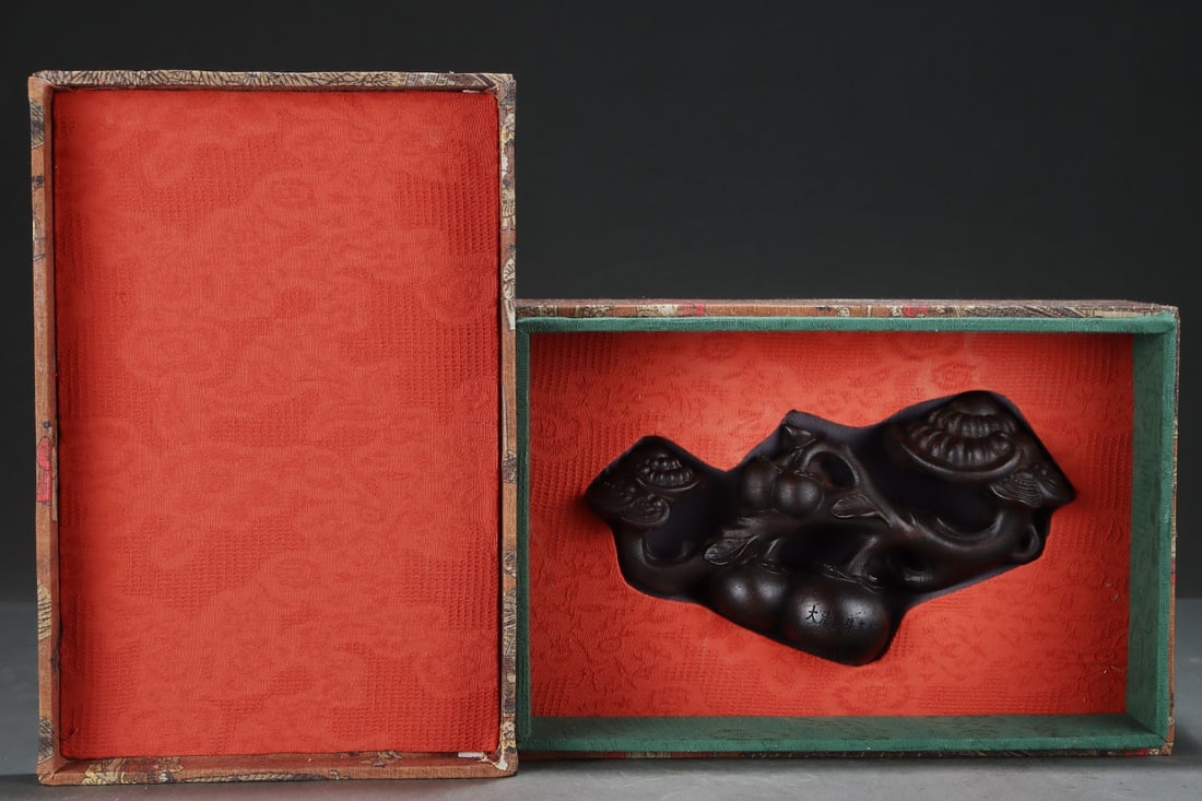 An Exquisite Eaglewood Ganoderma lucidum Pattern Ruyi Ornament: An Exquisite Eaglewood Ganoderma lucidum Pattern Ruyi Ornament Qing Dynasty, China Qianlong Six-character Mark Size:23cmx7.5cmx14.5cm (The Dimensions Of All Batches Are Manually Measured.If You Need M
