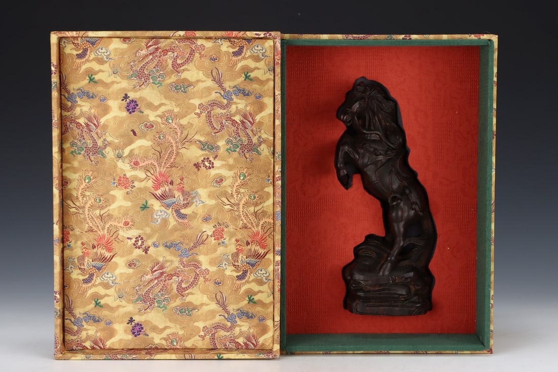 An Exquisite Eaglewood Horse Ornament: An Exquisite Eaglewood Horse Ornament Qing Dynasty, China Size:10.5cmx8cmx26cm (The Dimensions Of All Batches Are Manually Measured.If You Need More Detailed Information, Please Contact Our Customer S