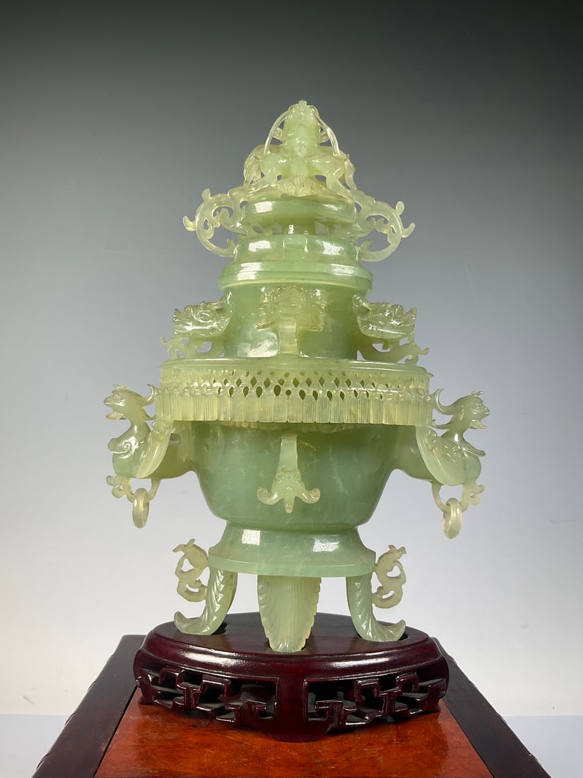 An Exquisite Serpentine Jade Dragon and Phoenix Pattern Vase: An Exquisite Serpentine Jade Dragon and Phoenix Pattern Vase Modern Time of China Size:25cmx16cm Weight:982g (The Dimensions Of All Batches Are Manually Measured.If You Need More Detailed Information,
