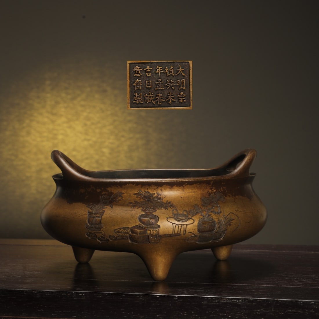 An Exquisite Bronze Flower Pattern Double-Ears and Tripod Censer: An Exquisite Bronze Flower Pattern Double-Ears and Tripod Censer Ming Dynasty, China Size:10.5cmx20.5cm Weight:2500g (The Dimensions Of All Batches Are Manually Measured.If You Need More Detailed Info