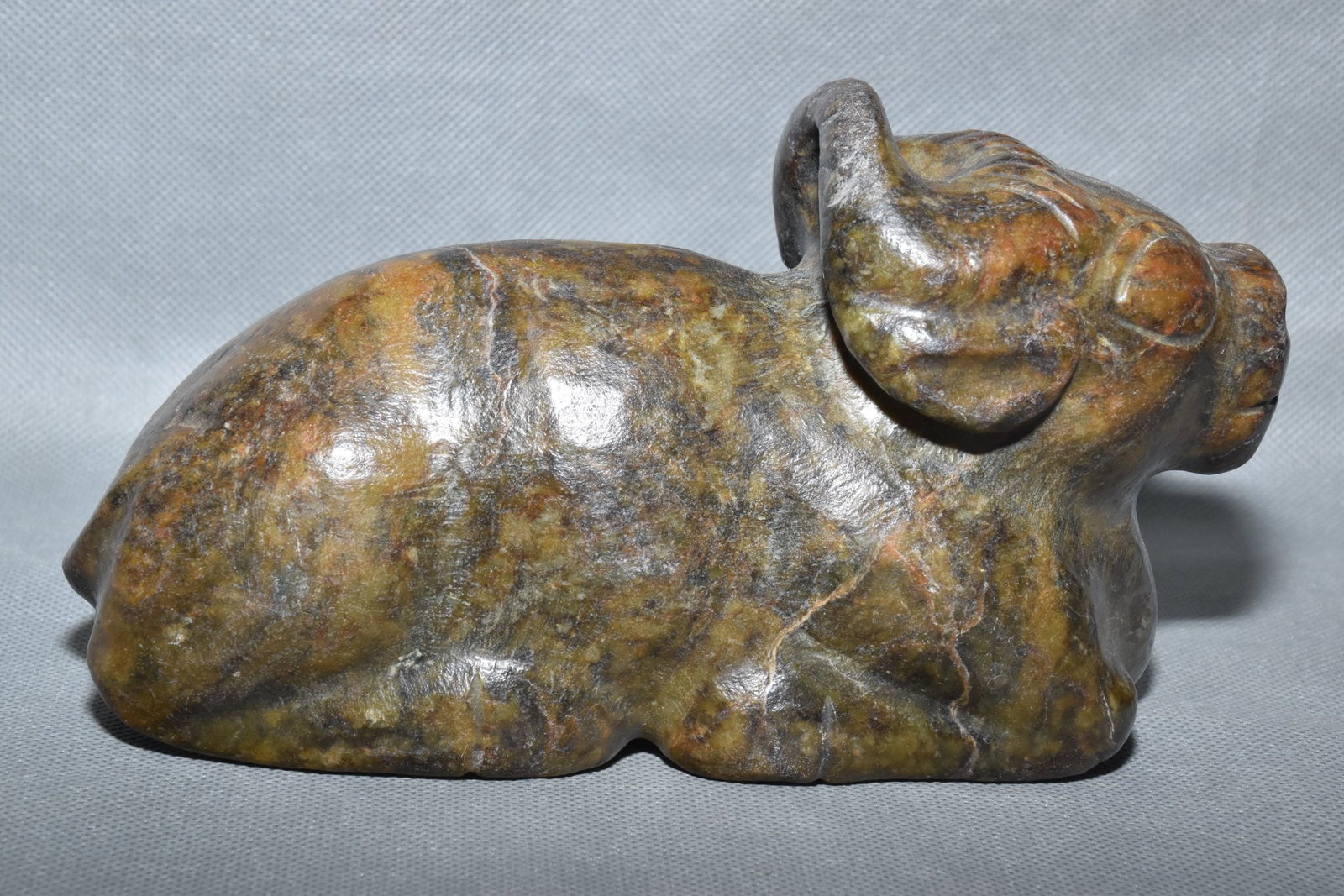 An Exquisite Hemo Jade Buffalo Ornament: An Exquisite Hemo Jade Buffalo Ornament Hong Shan Culture Size:11cmx17.5cm Weight:1.83kg (The Dimensions Of All Batches Are Manually Measured.If You Need More Detailed Information, Please Contact Our 