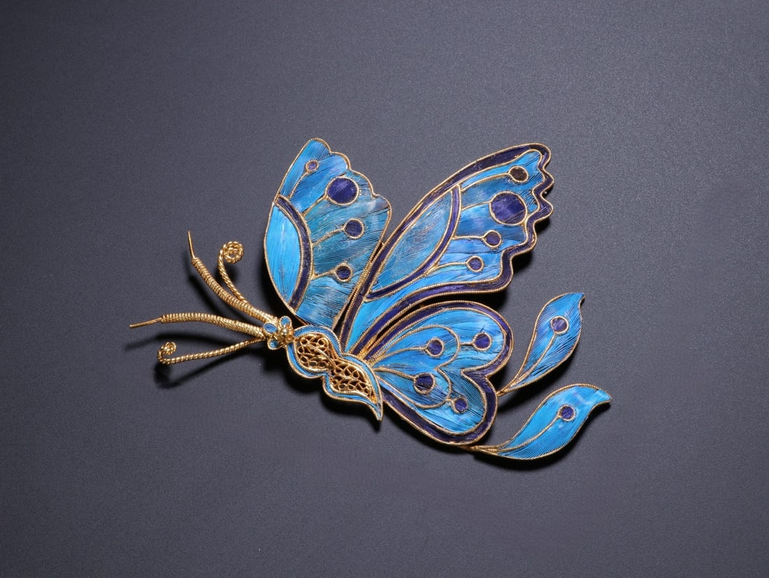 An Exquisite Gilt Bronze Butterfly Ornament: An Exquisite Gilt Bronze Butterfly Ornament Qing Dynasty, China Size:8.3cmx5.8cm (The Dimensions Of All Batches Are Manually Measured.If You Need More Detailed Information, Please Contact Our Customer