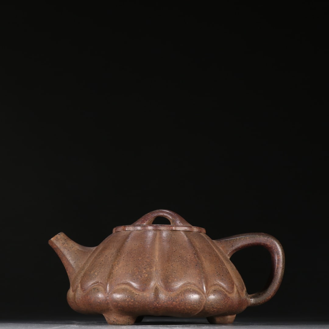 An Exquisite Purple Sands Teapot: An Exquisite Purple Sands Teapot Qing Dynasty, China Size:8cmx15cm (The Dimensions Of All Batches Are Manually Measured.If You Need More Detailed Information, Please Contact Our Customer Service Befor