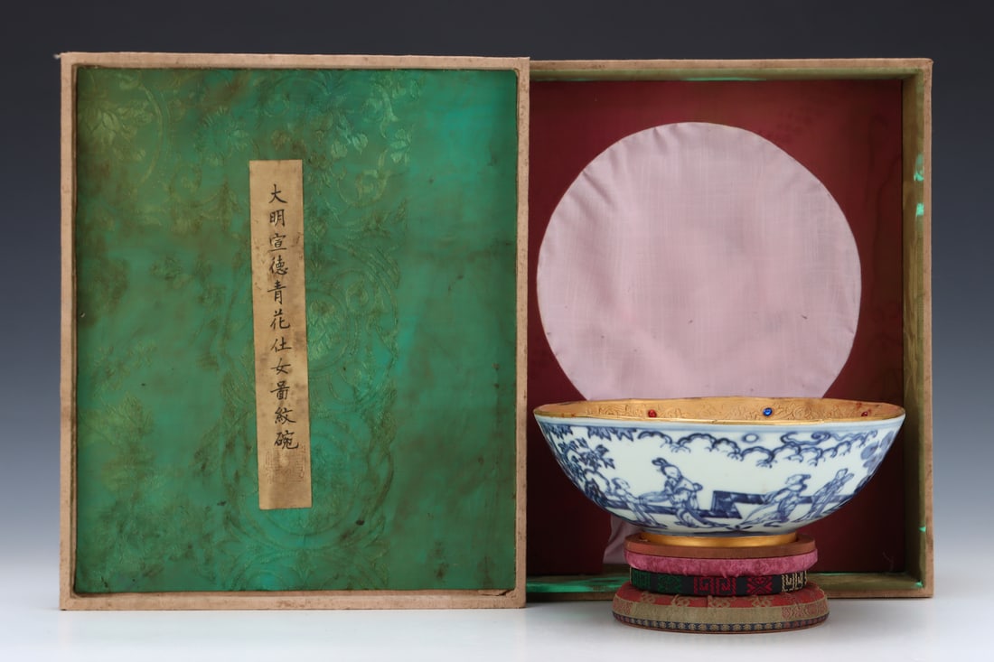 An Exquisite Blue and White Cover with Gold Character and Story Pattern Bowl: An Exquisite Blue and White Cover with Gold Character and Story Pattern Bowl Ming Dynasty, China Xuande Six-character Mark Size:7.8cmx20.3cm (The Dimensions Of All Batches Are Manually Measured.If You