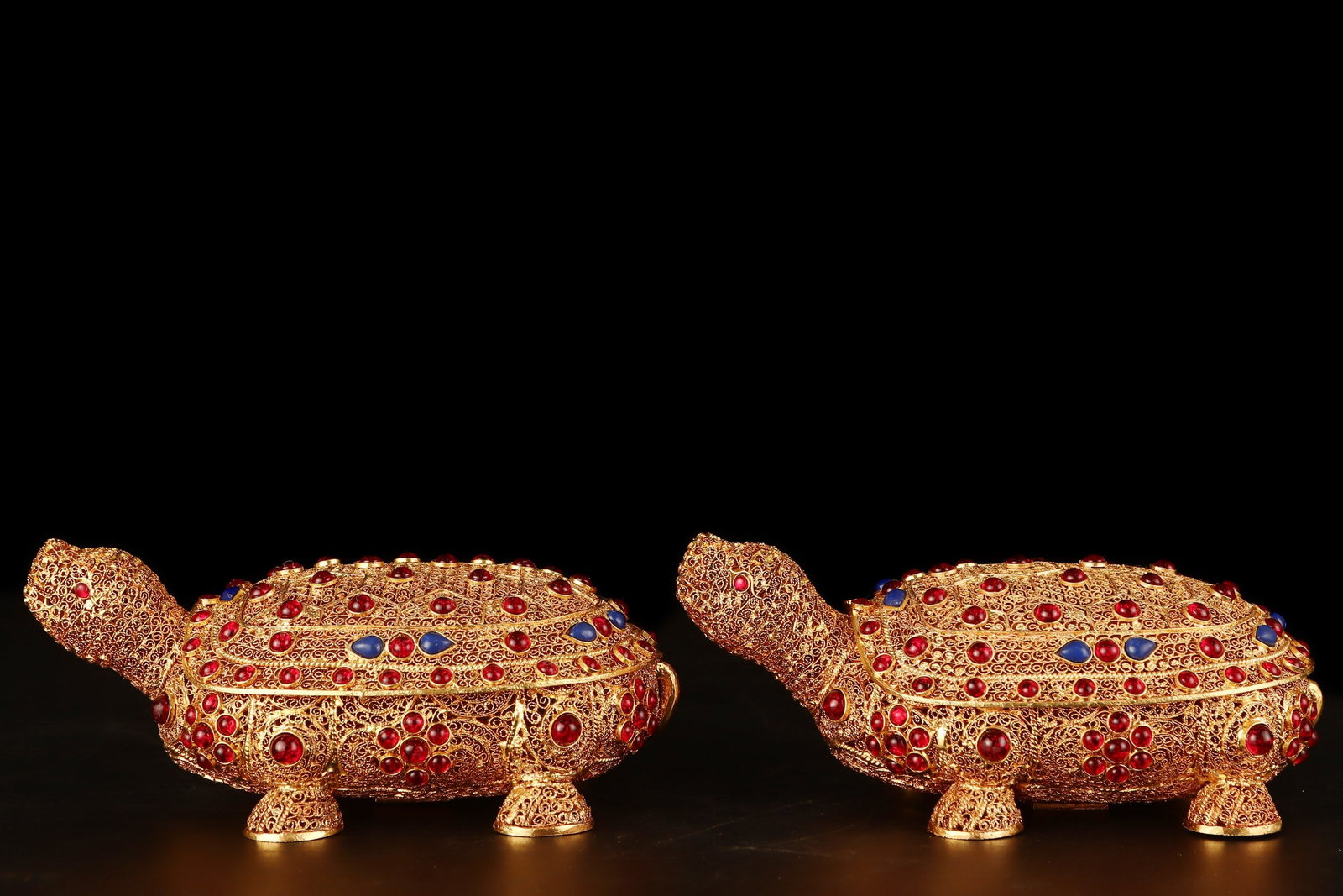 A Pair of Exquisite Gilt Bronze Inlaid Gems Turtle-Shaped Box: A Pair of Exquisite Gilt Bronze Inlaid Gems Turtle-Shaped Box Qing Dynasty, China Size:18cmx7.5cmx11cm Weight:403g (The Dimensions Of All Batches Are Manually Measured.If You Need More Detailed Inform