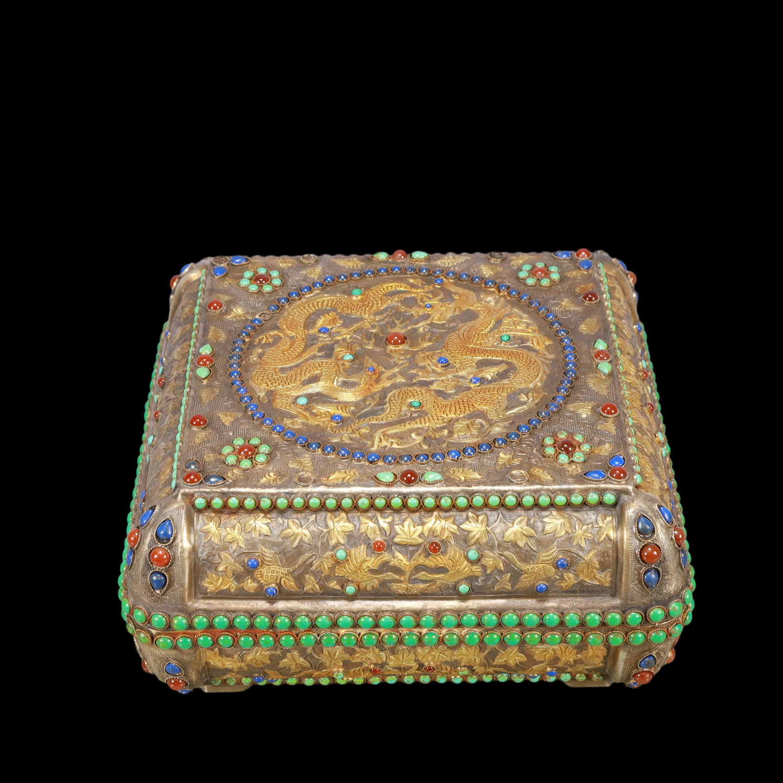 A Exquisite Gilt Silver Inlaid Gems Flower and Bird Pattern Dragon Pattern Box: A Exquisite Gilt Silver Inlaid Gems Flower and Bird Pattern Dragon Pattern Box Tang Dynasty, China Zhenguan Four-character Mark Size:26cmx14cm Weight:2450g (The Dimensions Of All Batches Are Manually 
