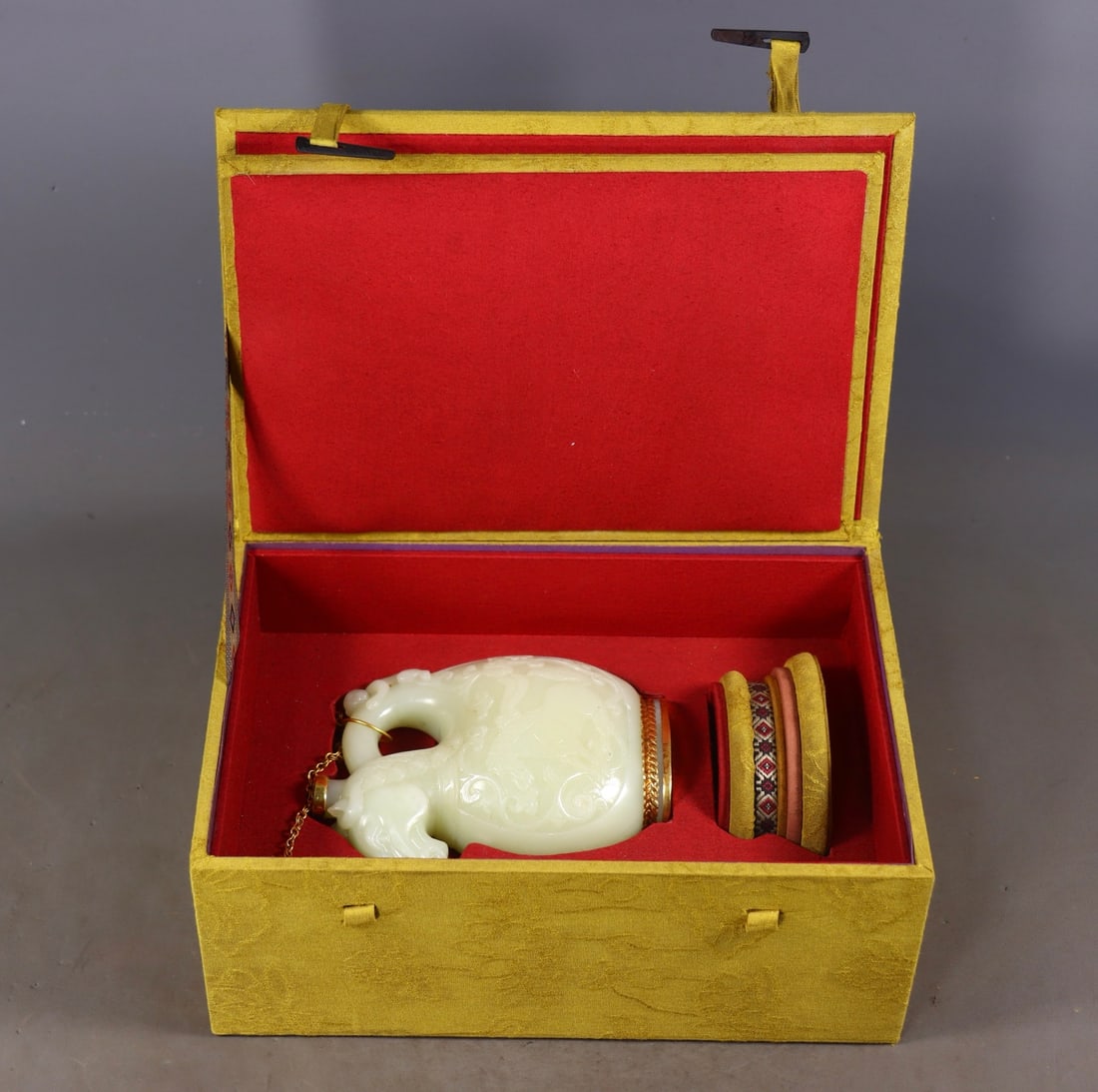 An Exquisite White Jade Cover with Gold Horse Pattern Ewer: An Exquisite White Jade Cover with Gold Horse Pattern Ewer Qing Dynasty, China Qianlong Four-character Mark Size:16.5cmx10cmx5cm Weight:595g (The Dimensions Of All Batches Are Manually Measured.If You