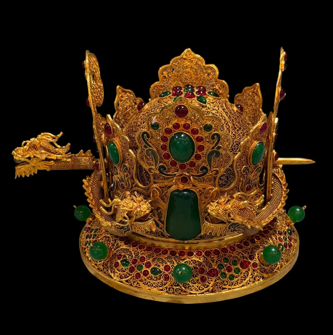 An Exquisite Gilt Bronze Inlaid Gems Dragon Pattern Hair Band: An Exquisite Gilt Bronze Inlaid Gems Dragon Pattern Hair Band Qing Dynasty, China Qianlong Four-character Mark Size:12cmx18.5cm Weight:493g (The Dimensions Of All Batches Are Manually Measured.If You 
