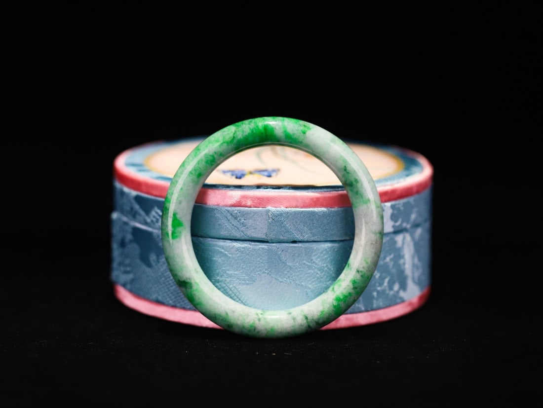 An Exquisite Jadeite Bracelets: An Exquisite Jadeite Bracelets Qing Dynasty, China Size:5.9cmx1.0cm Weight:60.41g (The Dimensions Of All Batches Are Manually Measured.If You Need More Detailed Information, Please Contact Our Custome