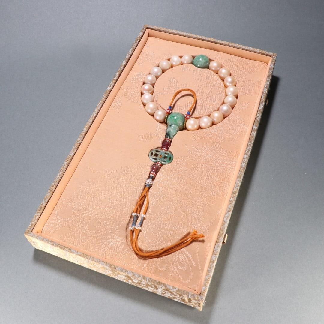 An Exquisite Pearl Bracelets: An Exquisite Pearl Bracelets Qing Dynasty, China Size:1.5cm Weight:148.2g (The Dimensions Of All Batches Are Manually Measured.If You Need More Detailed Information, Please Contact Our Customer Servic