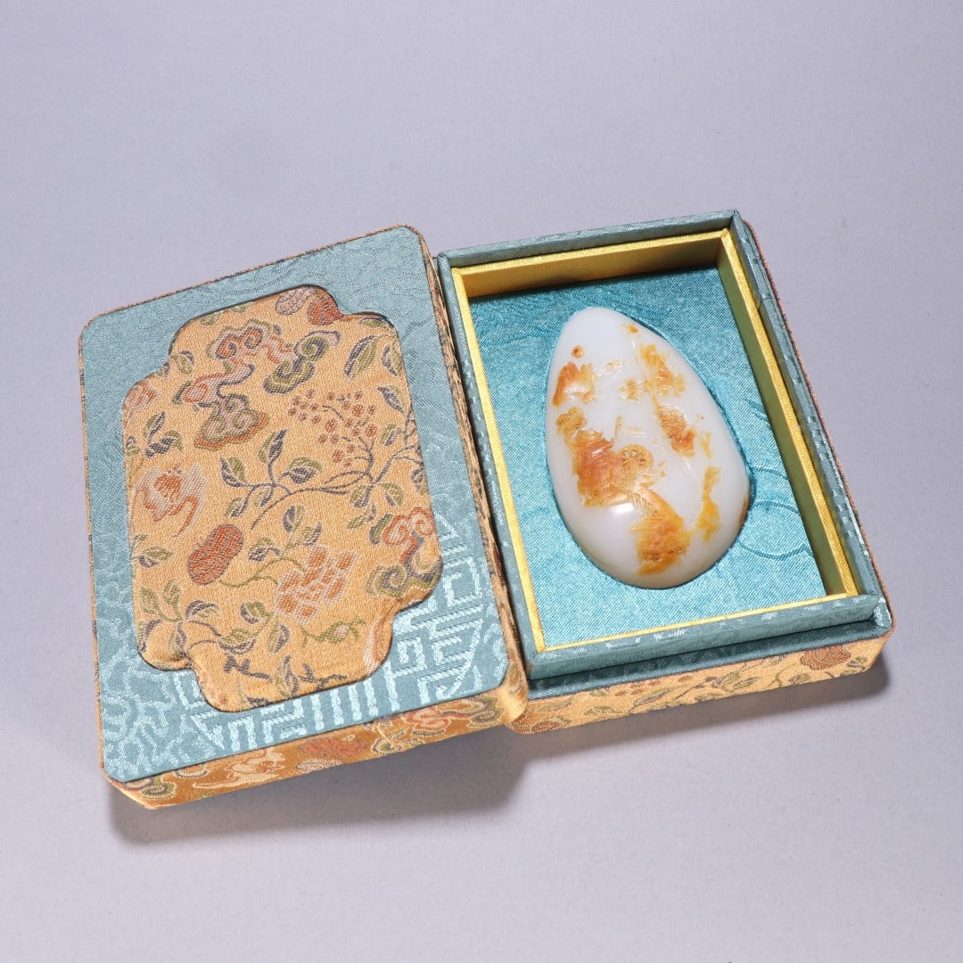 An Exquisite White Jade Landscape Pattern Hand Piece: An Exquisite White Jade Landscape Pattern Hand Piece Qing Dynasty, China Size:9.1cmx5.4cm Weight:185.3g (The Dimensions Of All Batches Are Manually Measured.If You Need More Detailed Information, Plea