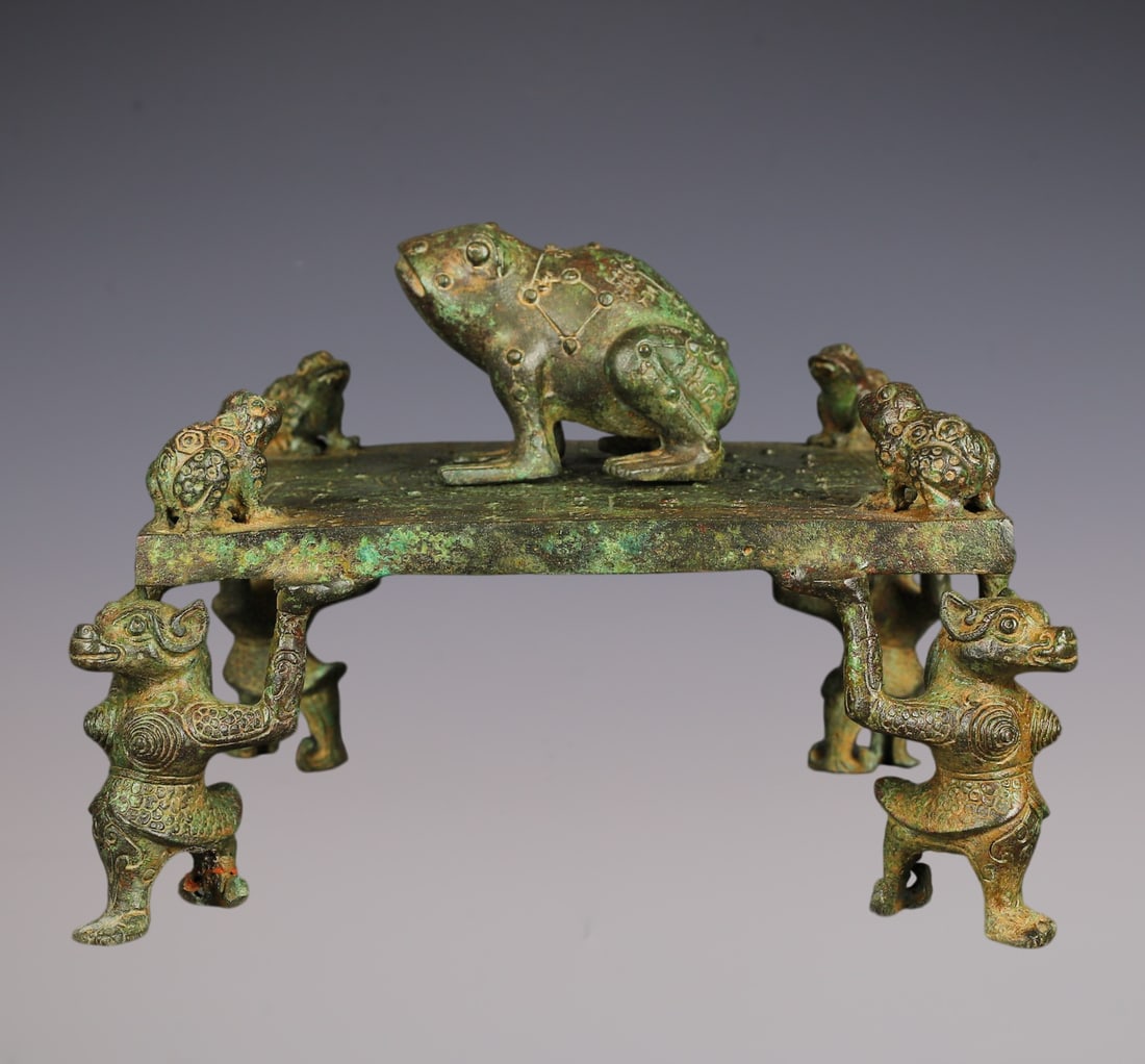 An Exquisite Bronze Frog Pattern With Inscription Ornament: An Exquisite Bronze Frog Pattern With Inscription Ornament Han Dynasty, China Size:29cmx22cm Weight:4350g (The Dimensions Of All Batches Are Manually Measured.If You Need More Detailed Information, Pl