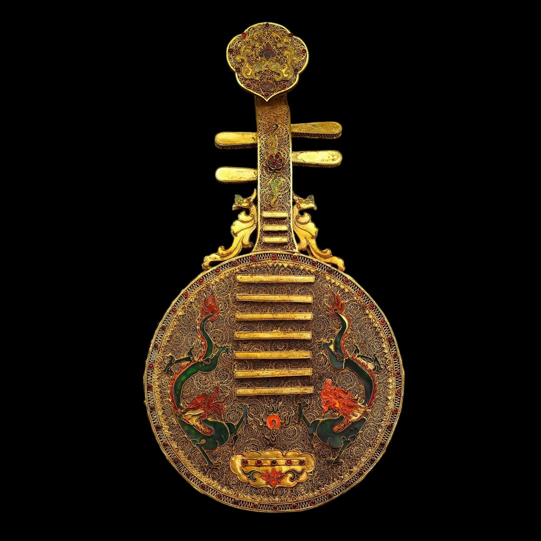 An Exquisite Gilt Bronze Inlaid Gems Dragon Pattern Ornament: An Exquisite Gilt Bronze Inlaid Gems Dragon Pattern Ornament Qing Dynasty, China Qianlong Four-character Mark Size:49.1cmx24.8cmx4.2cm Weight:1083g (The Dimensions Of All Batches Are Manually Measured