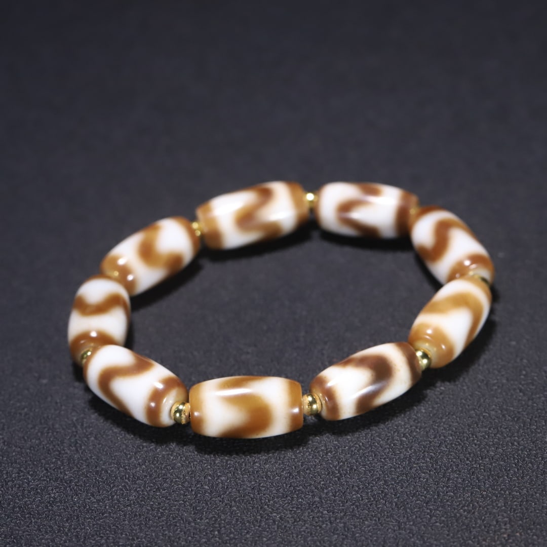 An Exquisite Dzi Bead Bracelets: An Exquisite Dzi Bead Bracelets Qing Dynasty, China Size:19cmx1.1cm Weight:32.9g (The Dimensions Of All Batches Are Manually Measured.If You Need More Detailed Information, Please Contact Our Customer