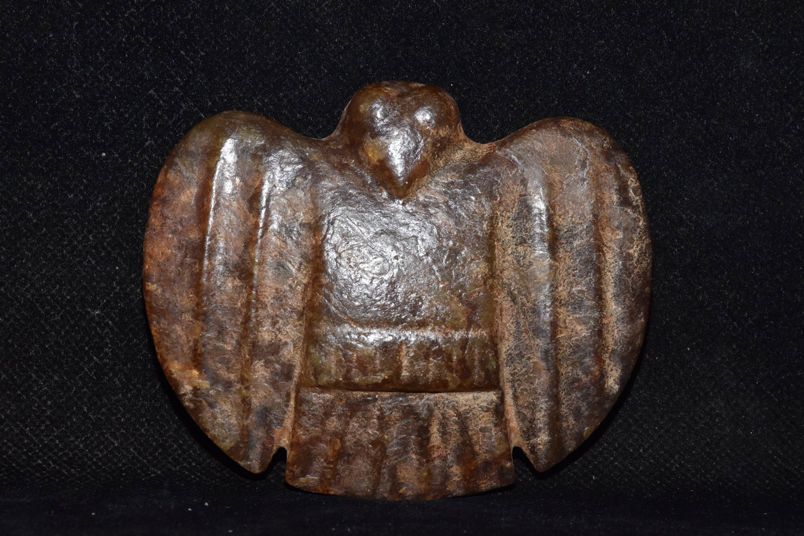 An Exquisite Hemo Jade Bird Ornament: An Exquisite Hemo Jade Bird Ornament Hong Shan Culture Size:8cmx9cm Weight:180g (The Dimensions Of All Batches Are Manually Measured.If You Need More Detailed Information, Please Contact Our Customer 