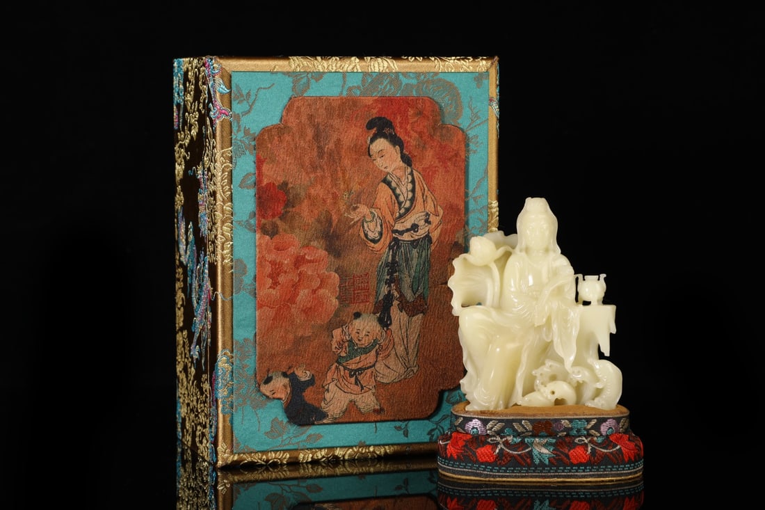 An Exquisite Shoushan Stone Statue of Avalokitesvara Ornament: An Exquisite Shoushan Stone Statue of Avalokitesvara Ornament Qing Dynasty, China Size:10.5cmx8cm Weight:283g (The Dimensions Of All Batches Are Manually Measured.If You Need More Detailed Information