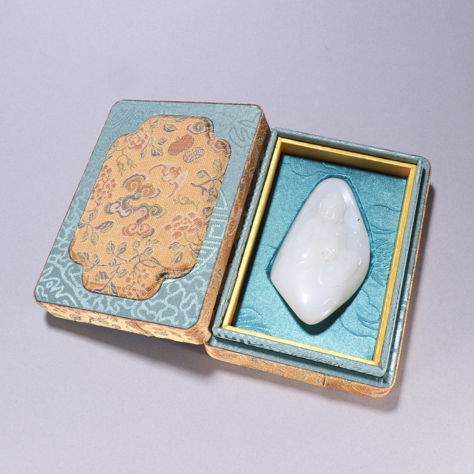 An Exquisite White Jade Statue of Avalokitesvara Hand Piece: An Exquisite White Jade Statue of Avalokitesvara Hand Piece Qing Dynasty, China Size:9.7cmx5.2cm Weight:153.1g (The Dimensions Of All Batches Are Manually Measured.If You Need More Detailed Informatio