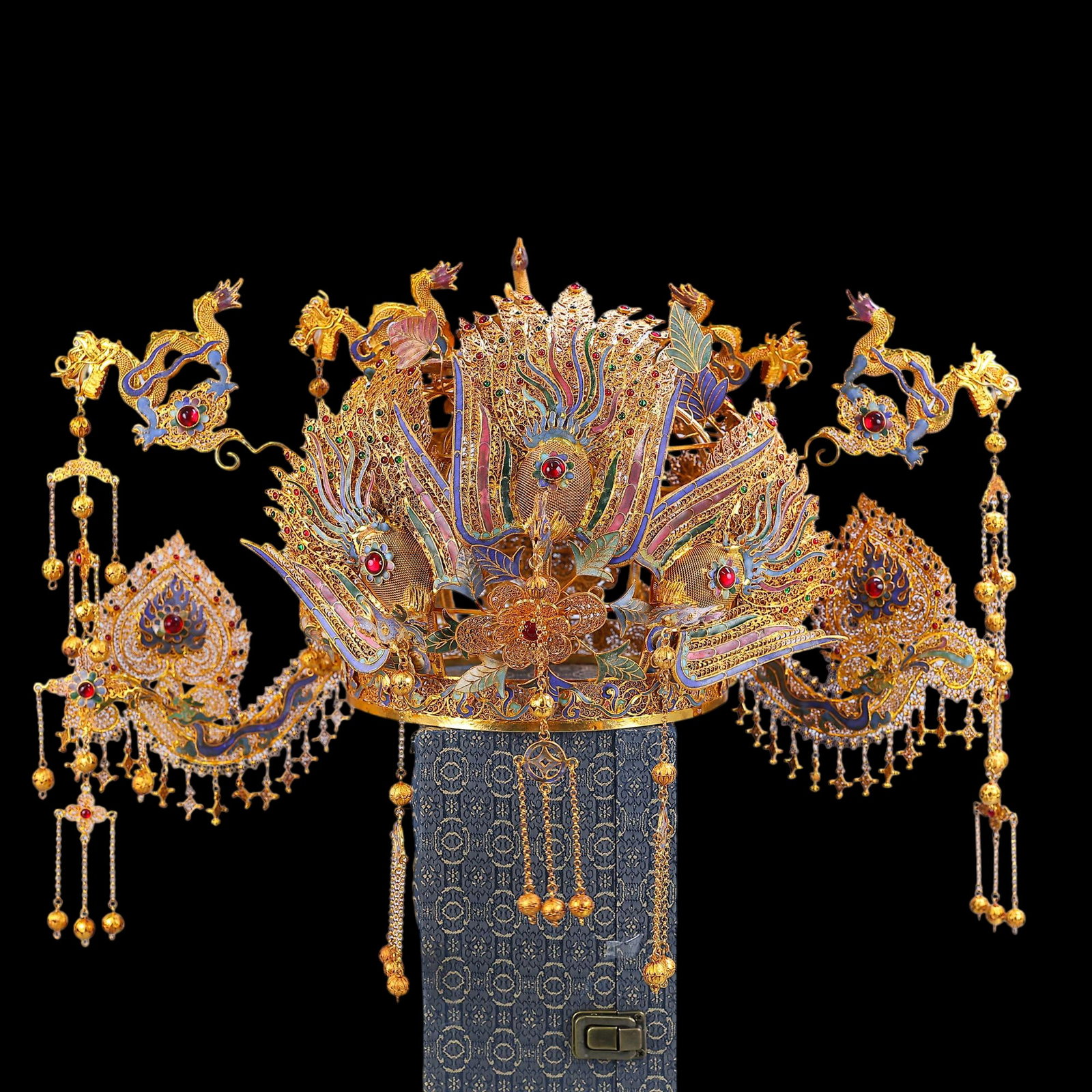 An Exquisite Gilt Bronze Inlaid Gems phoenix coronet: An Exquisite Gilt Bronze Inlaid Gems phoenix coronet Qing Dynasty, China Qianlong Four-character Mark Size:23cmx48cm Weight:2285g (The Dimensions Of All Batches Are Manually Measured.If You Need More 