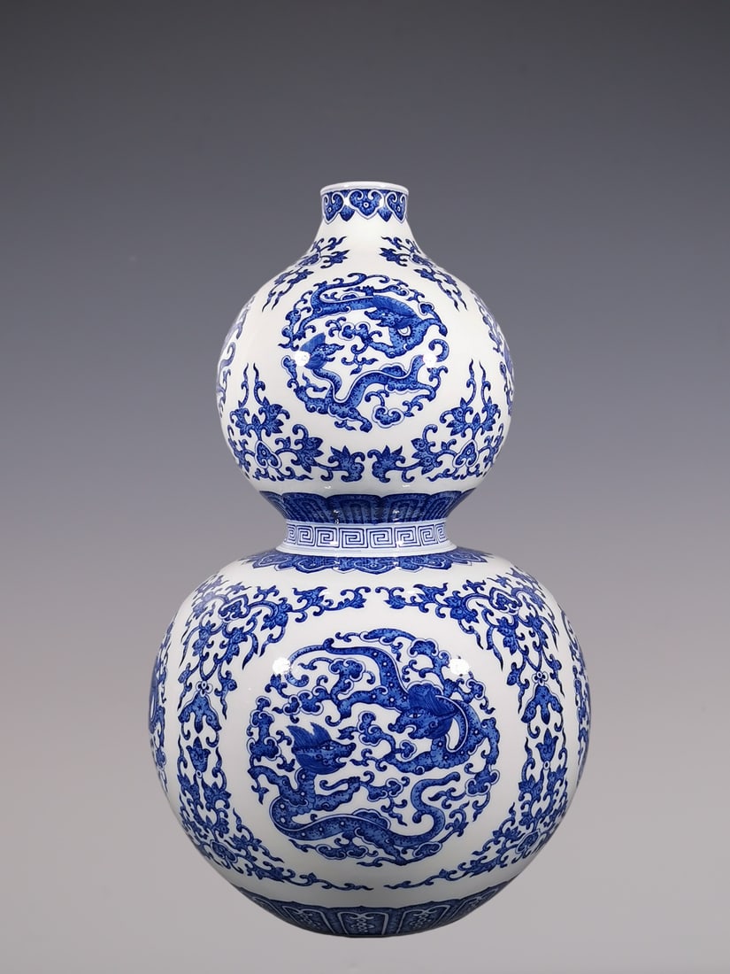 An Exquisite Blue and White Lotus Pattern Dragon Pattern Gourd-Shaped Vase (1 of 9)