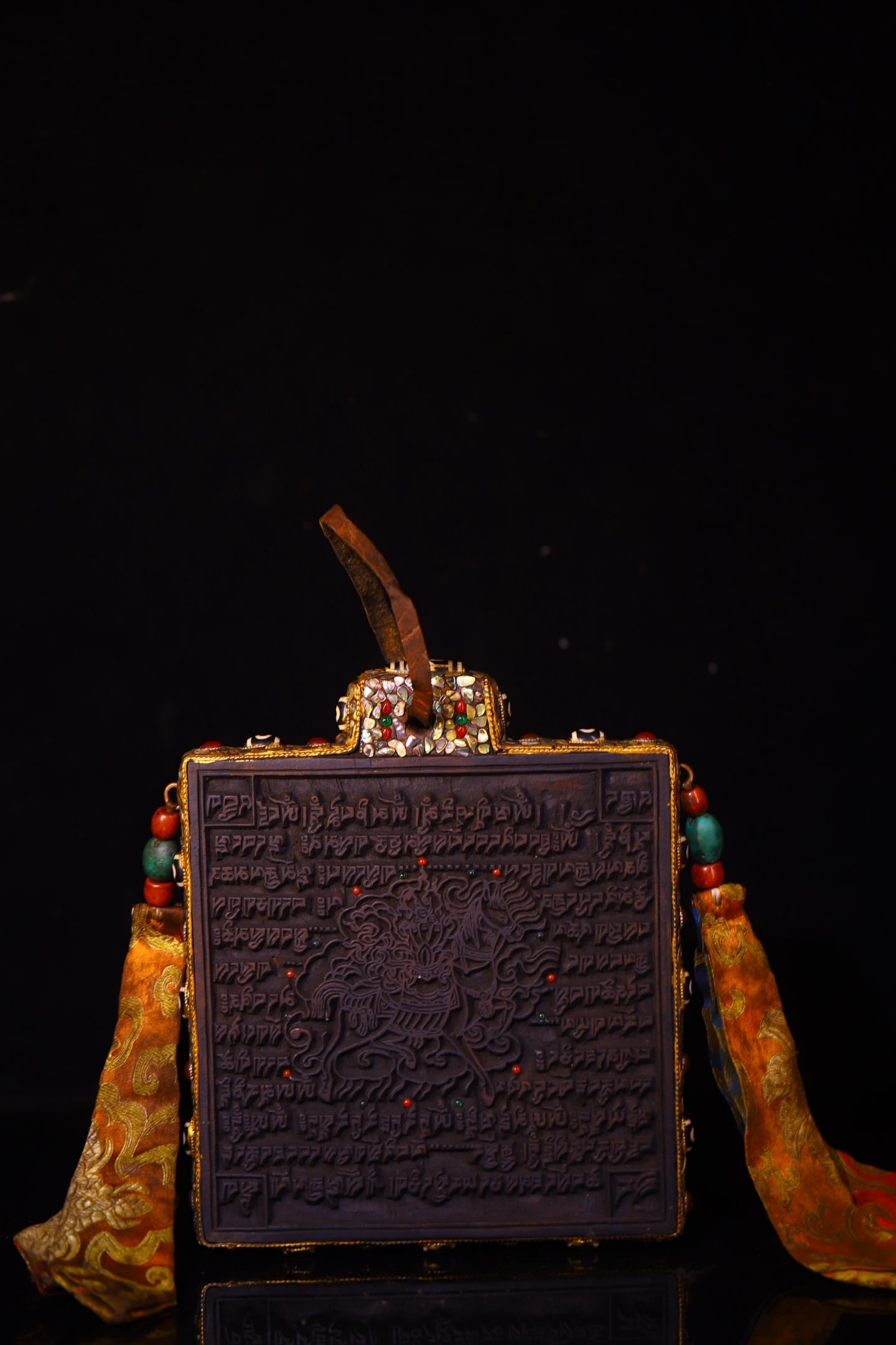 An Exquisite Wooden Inlaid Gems With Sanskrit Pendant: An Exquisite Wooden Inlaid Gems With Sanskrit Pendant Qing Dynasty, China Size:21cmx19cm Weight:800g (The Dimensions Of All Batches Are Manually Measured.If You Need More Detailed Information, Please 