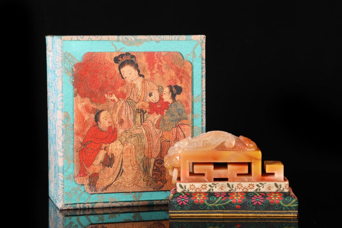 An Exquisite Shoushan Stone Dragon Pattern Ornament: An Exquisite Shoushan Stone Dragon Pattern Ornament Qing Dynasty, China Size:5cmx10.5cm Weight:234g (The Dimensions Of All Batches Are Manually Measured.If You Need More Detailed Information, Please C