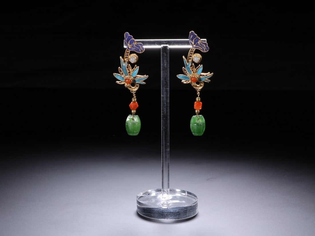 An Exquisite Gilt Bronze Inlaid Gems Earrings: An Exquisite Gilt Bronze Inlaid Gems Earrings Qing Dynasty, China Size:6.7cmx2.3cm (The Dimensions Of All Batches Are Manually Measured.If You Need More Detailed Information, Please Contact Our Custom