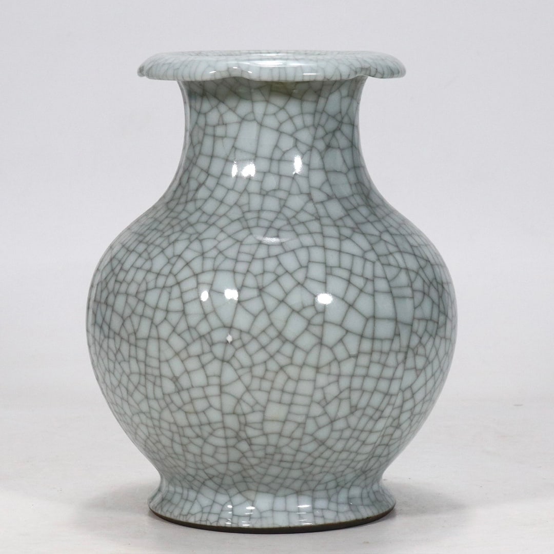 An Exquisite Ge yao Vase: An Exquisite Ge yao Vase Qing Dynasty, China Qianlong Six-character Mark Size:19cm (The Dimensions Of All Batches Are Manually Measured.If You Need More Detailed Information, Please Contact Our Custom