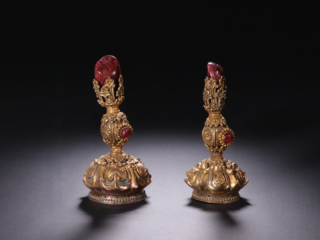 A Pair of Exquisite Gilt Silver Inlaid Gems Ornament: A Pair of Exquisite Gilt Silver Inlaid Gems Ornament Qing Dynasty, China Size:10.4cmx5cm (The Dimensions Of All Batches Are Manually Measured.If You Need More Detailed Information, Please Contact Our 