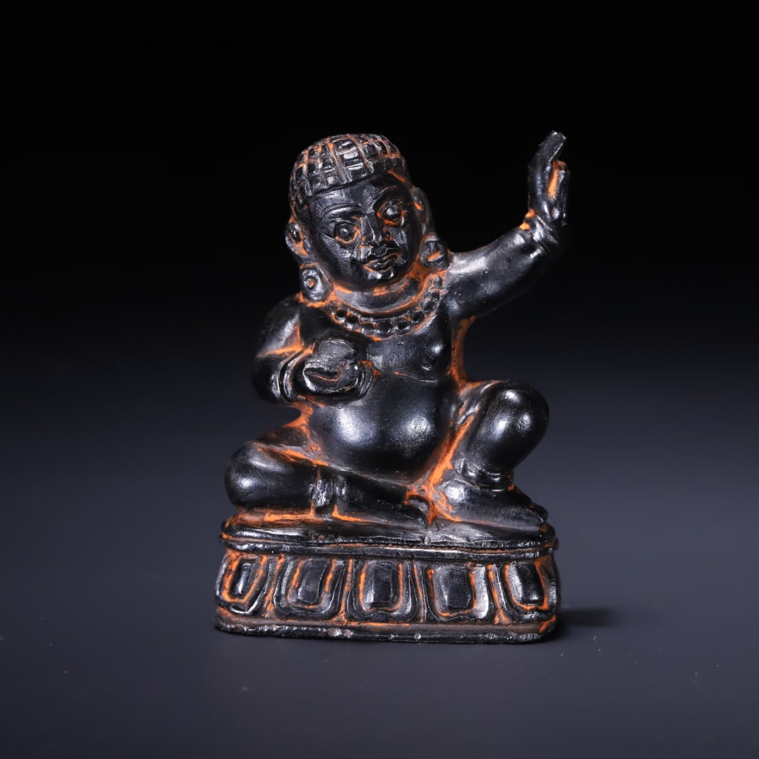An Exquisite Black Stone Buddha Statue: An Exquisite Black Stone Buddha Statue Qing Dynasty, China Size:6.2cm (The Dimensions Of All Batches Are Manually Measured.If You Need More Detailed Information, Please Contact Our Customer Service Be