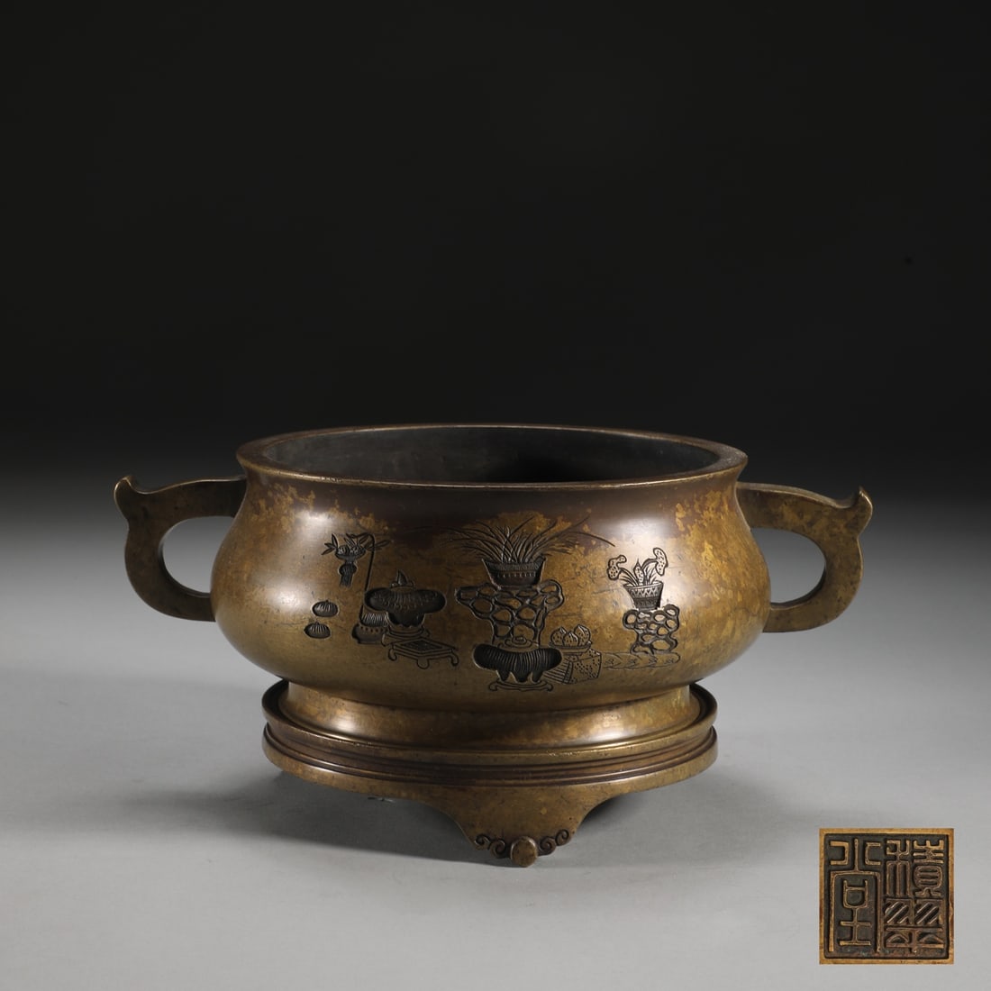 An Exquisite Bronze Flower Pattern Double-Ears and Tripod Censer: An Exquisite Bronze Flower Pattern Double-Ears and Tripod Censer Ming Dynasty, China Size:10.7cmx17cm Weight:2200g (The Dimensions Of All Batches Are Manually Measured.If You Need More Detailed Inform