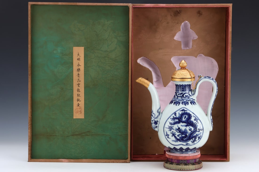 An Exquisite Blue and White Cover with Gold Lotus Pattern Dragon Pattern Ewer: An Exquisite Blue and White Cover with Gold Lotus Pattern Dragon Pattern Ewer Ming Dynasty, China Size:25.8cmx22.3cm (The Dimensions Of All Batches Are Manually Measured.If You Need More Detailed Info