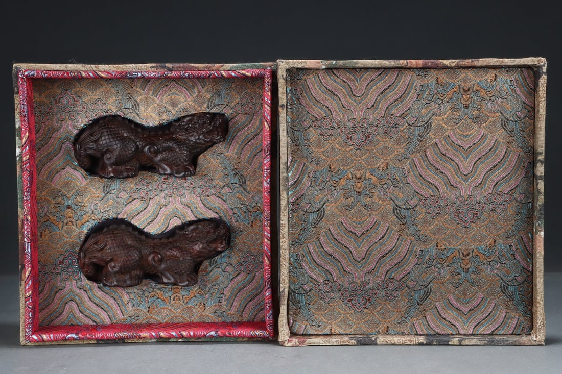 A Pair of Exquisite Eaglewood Auspicious Beast Ornament: A Pair of Exquisite Eaglewood Auspicious Beast Ornament Qing Dynasty, China Qianlong Six-character Mark Size:13.5cmx5.3cmx5.8cm (The Dimensions Of All Batches Are Manually Measured.If You Need More De