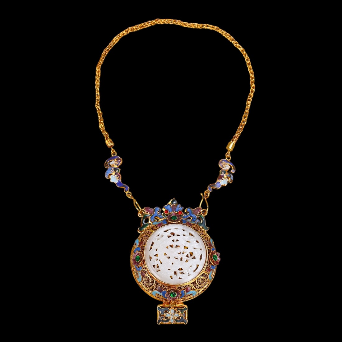 An Exquisite Gilt Bronze Inlaid White Jade Dragon Pattern Flower and Bird Pattern Pendant: An Exquisite Gilt Bronze Inlaid White Jade Dragon Pattern Flower and Bird Pattern Pendant Qing Dynasty, China Size:38cmx8cm Weight:185g (The Dimensions Of All Batches Are Manually Measured.If You Need