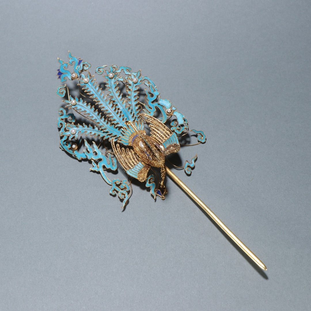 An Exquisite Gilt Silver Inlaid Gems Phoenix Pattern Hairpin: An Exquisite Gilt Silver Inlaid Gems Phoenix Pattern Hairpin Qing Dynasty, China Size:25cmx10.5cm Weight:81.2g (The Dimensions Of All Batches Are Manually Measured.If You Need More Detailed Informatio