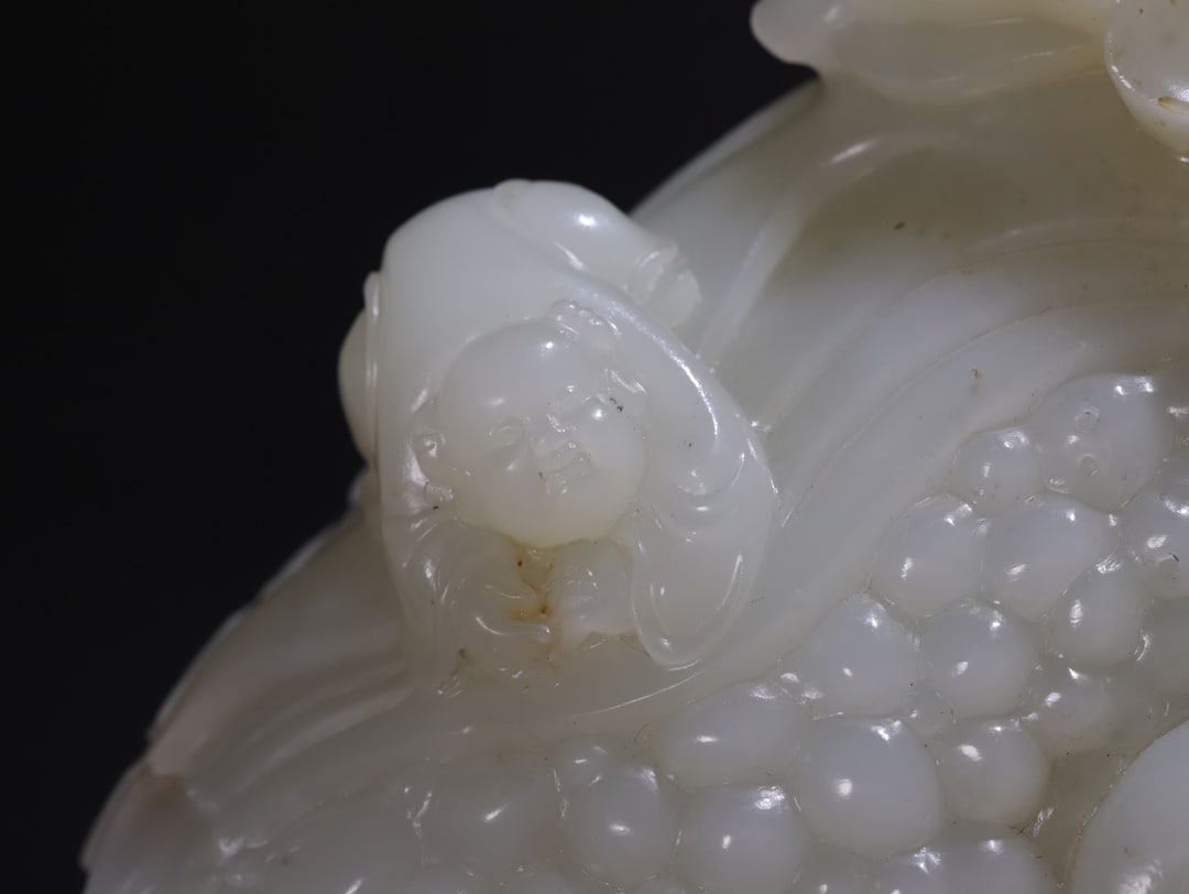 An Exquisite White Jade Statue of Avalokitesvara Ornament - 9