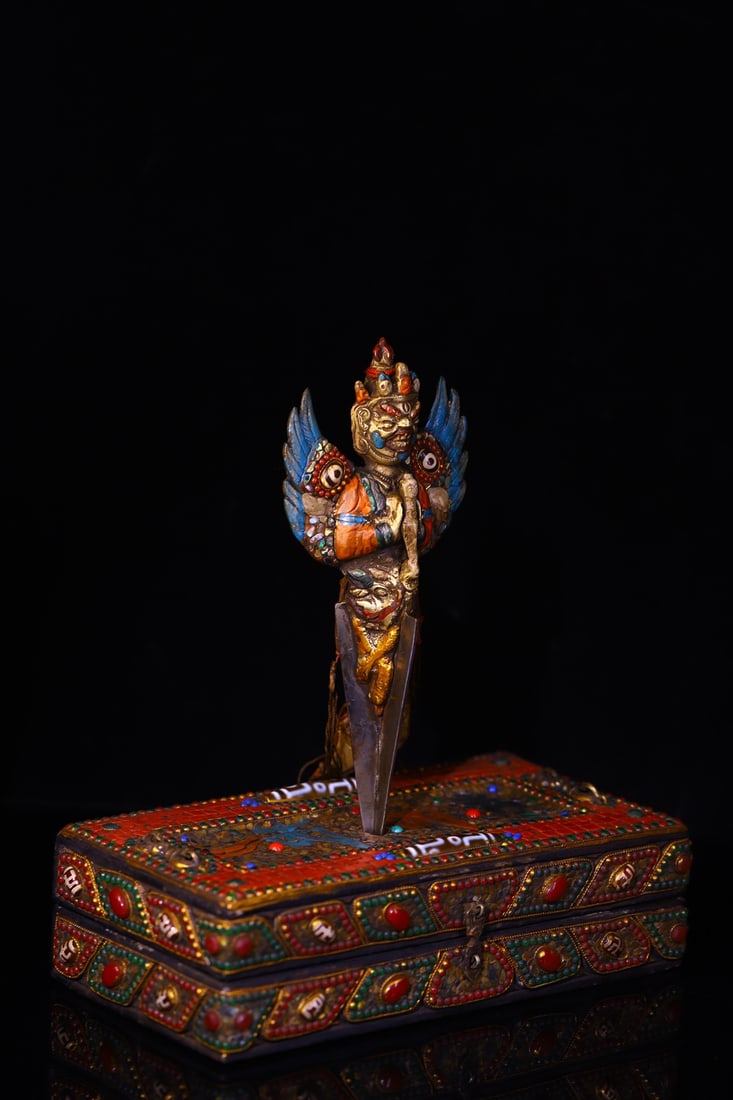 An Exquisite Bronze Inlaid Gems Buddha Statue: An Exquisite Bronze Inlaid Gems Buddha Statue Qing Dynasty, China Size:29cmx21cm Weight:1850g (The Dimensions Of All Batches Are Manually Measured.If You Need More Detailed Information, Please Contact