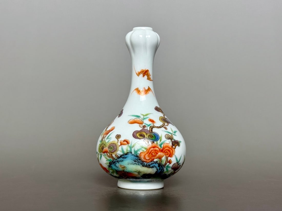 An Exquisite Famille-Rose Bats Pattern Ganoderma lucidum Pattern with poem Vase: An Exquisite Famille-Rose Bats Pattern Ganoderma lucidum Pattern with poem Vase Qing Dynasty, China Kangxi Six-character Mark Size:10.6cmx6cm (The Dimensions Of All Batches Are Manually Measured.If Yo